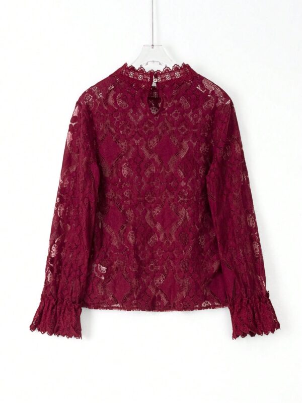 Blusa Elegante de Encaje con Cuello Alto y Manga Larga - Image 2