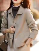 Abrigo Corto de Mujer con Solapa y Botonadura Sencilla