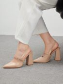 Zapatos de Tacón Grueso en Rojo Vino con Correa en el Tobillo