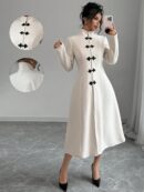 Abrigo Elegante Cuello Alto y Botones Estilo Chino