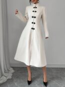 Abrigo Elegante Cuello Alto y Botones Estilo Chino