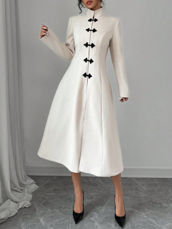 Abrigo Elegante Cuello Alto y Botones Estilo Chino - Image 9