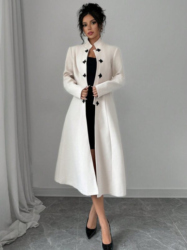 Abrigo Elegante Cuello Alto y Botones Estilo Chino - Image 10