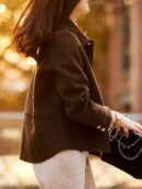 Abrigo Corto de Mujer con Solapa y Botonadura Sencilla