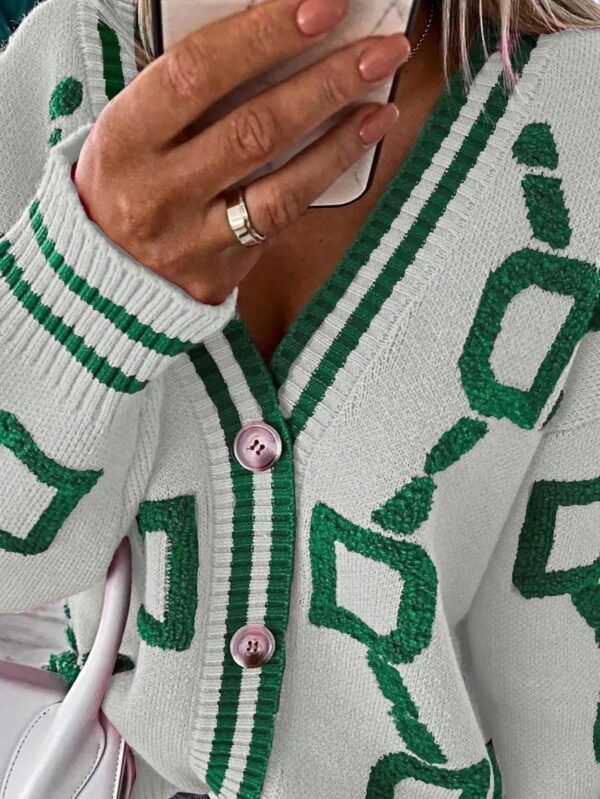 Sweater Tejido de Otoño/Invierno con Cuello en V y Botones - Image 9