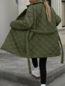 Abrigo Acolchado de Diseño Minimalista con Cuello Solapa y Cinturón