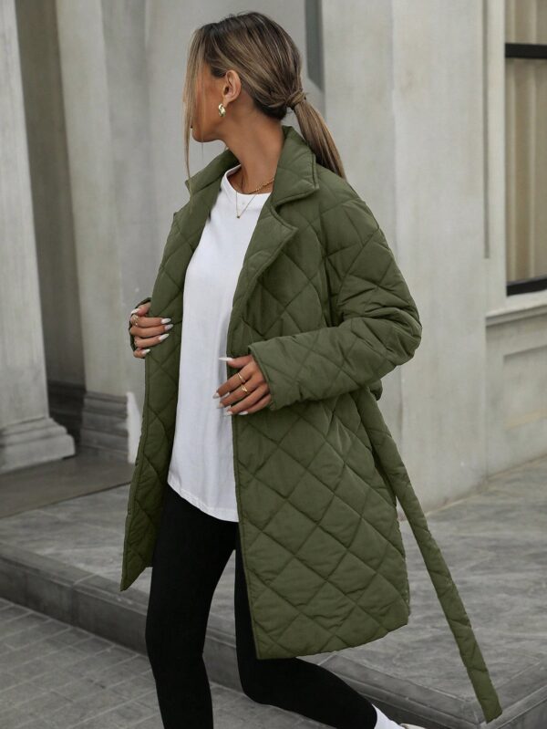 Abrigo Acolchado de Diseño Minimalista con Cuello Solapa y Cinturón - Image 10
