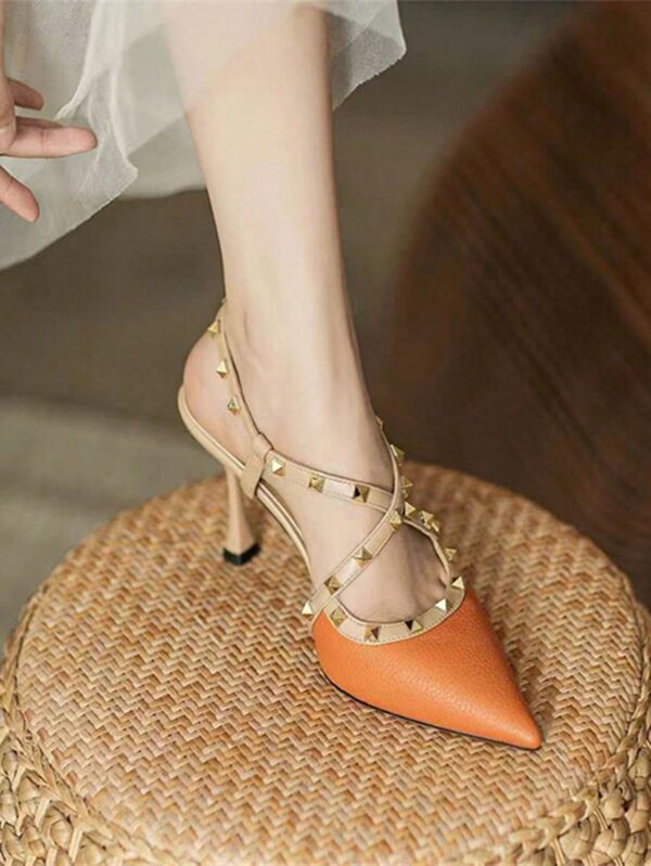 Sandalias Slingback de Taco Alto con Tachuelas y Correas Cruzadas - Image 10