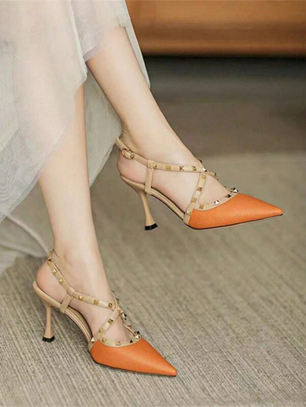 Sandalias Slingback de Taco Alto con Tachuelas y Correas Cruzadas - Image 12