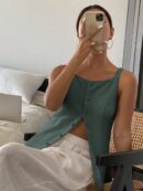 Blusa sin Mangas con Botones Frontales y Diseño Asimétrico