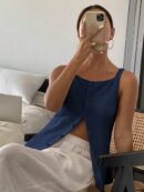 Blusa sin Mangas con Botones Frontales y Diseño Asimétrico
