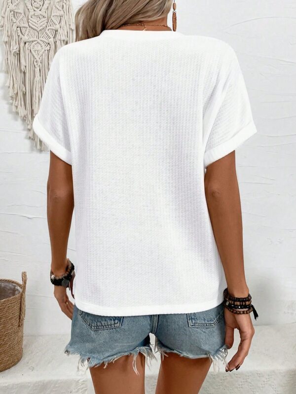 Camiseta de Verano Casual con Cuello en V y Botones Decorativos - Image 6