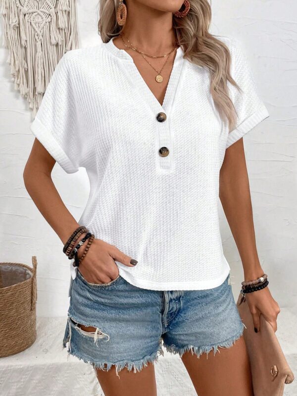 Camiseta de Verano Casual con Cuello en V y Botones Decorativos - Image 8