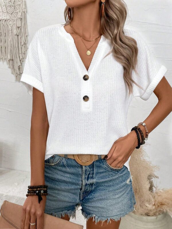 Camiseta de Verano Casual con Cuello en V y Botones Decorativos - Image 9