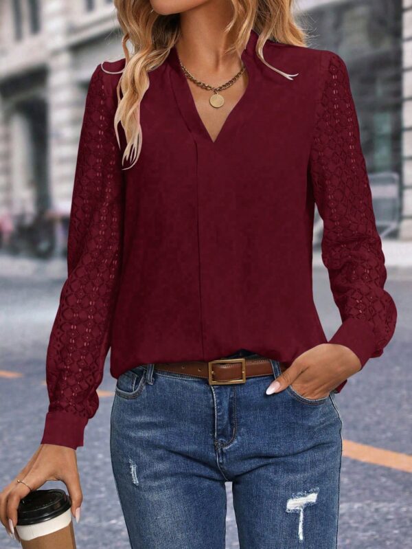 Blusa Casual con Encaje en Contraste y Escote Muesca - Image 13