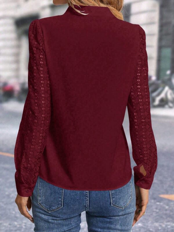 Blusa Casual con Encaje en Contraste y Escote Muesca - Image 14