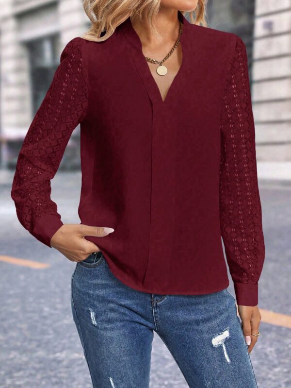 Blusa Casual con Encaje en Contraste y Escote Muesca - Image 15