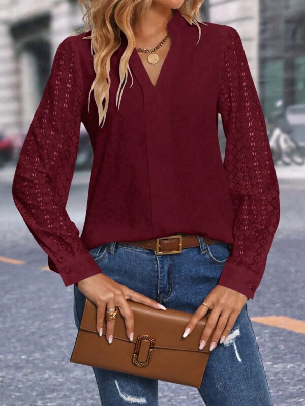 Blusa Casual con Encaje en Contraste y Escote Muesca - Image 17