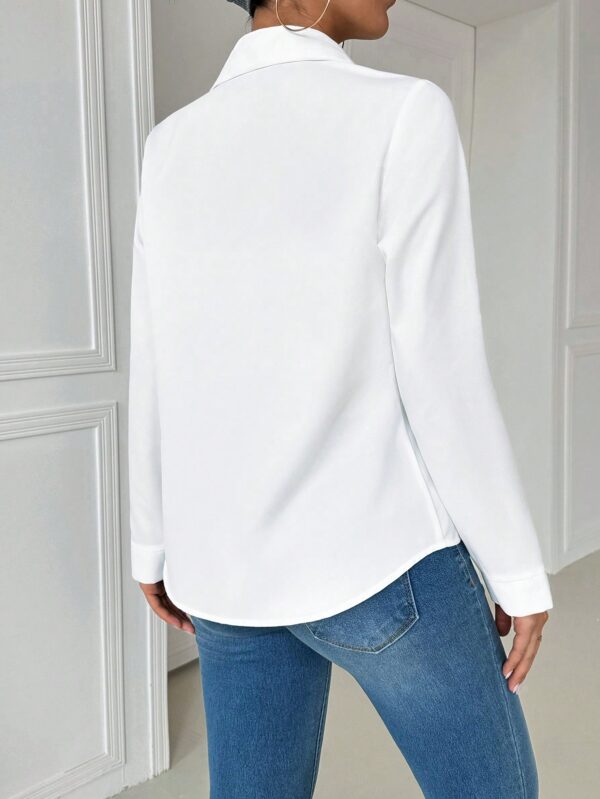 Blusa Casual Blanca de Manga Larga con Cuello y Bolsillo - Image 2