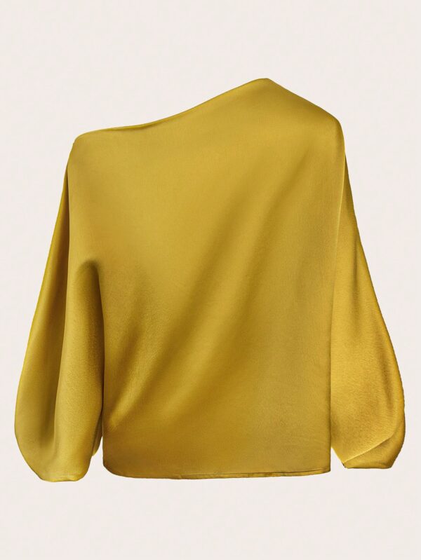 Blusa Asimétrica con Manga Murciélago y Hombro Descubierto - Image 10