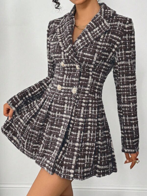 Abrigo Tweed Plisado con Doble Botonadura y Cuello Solapa - Image 13