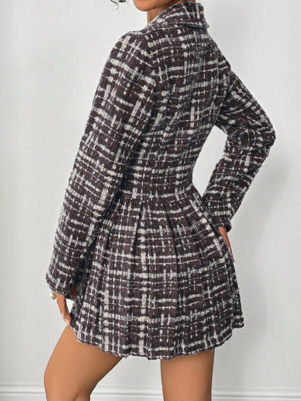 Abrigo Tweed Plisado con Doble Botonadura y Cuello Solapa - Image 14