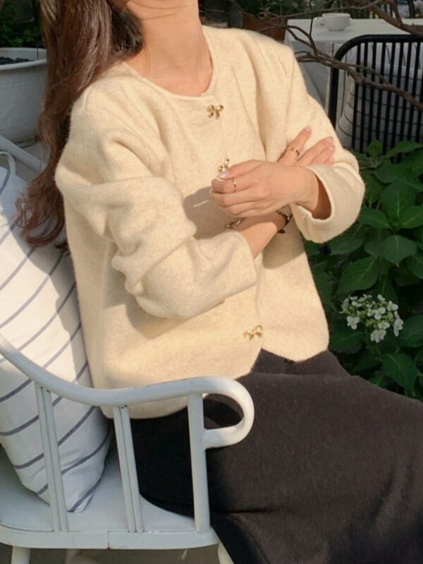 Cardigan de Punto Elegante con Botones Decorativos y Cuello Redondo - Image 11