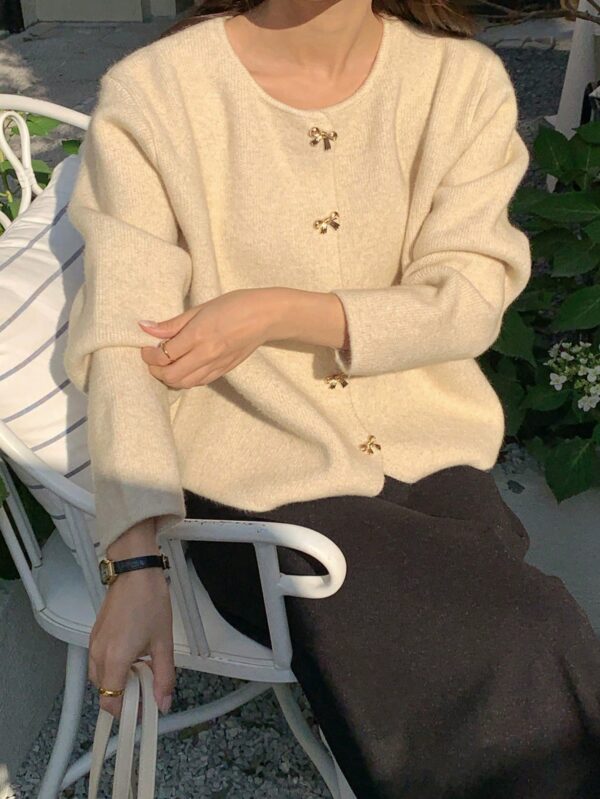 Cardigan de Punto Elegante con Botones Decorativos y Cuello Redondo - Image 15