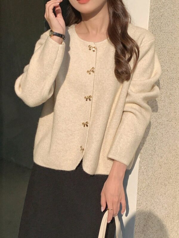 Cardigan de Punto Elegante con Botones Decorativos y Cuello Redondo - Image 13