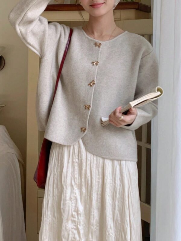 Cardigan de Punto Elegante con Botones Decorativos y Cuello Redondo - Image 16