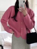 Cardigan de Punto Elegante con Botones Decorativos y Cuello Redondo