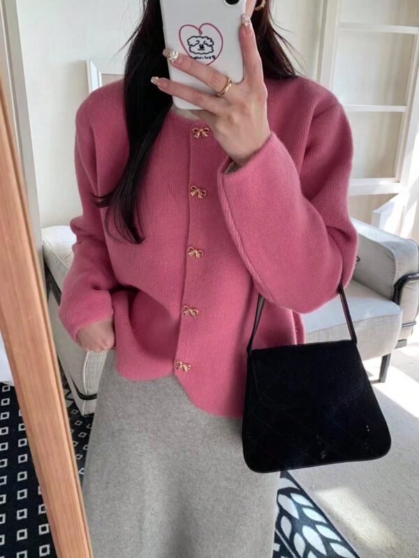 Cardigan de Punto Elegante con Botones Decorativos y Cuello Redondo - Image 22