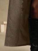 Abrigo Gris Midi con Cintura Ajustable y Solapa Muesca