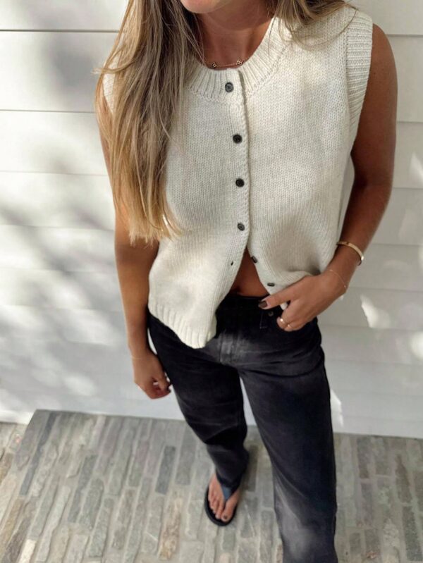 Top Casual Tejido en Punto con Botones y Cuello Redondo - Image 5