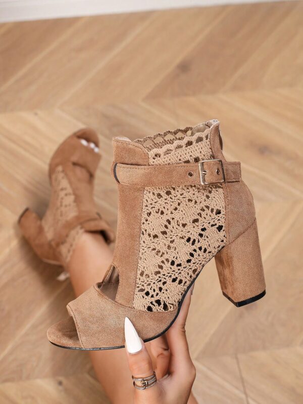 Sandalias de Tacón Alto y Grueso con Detalles Calados