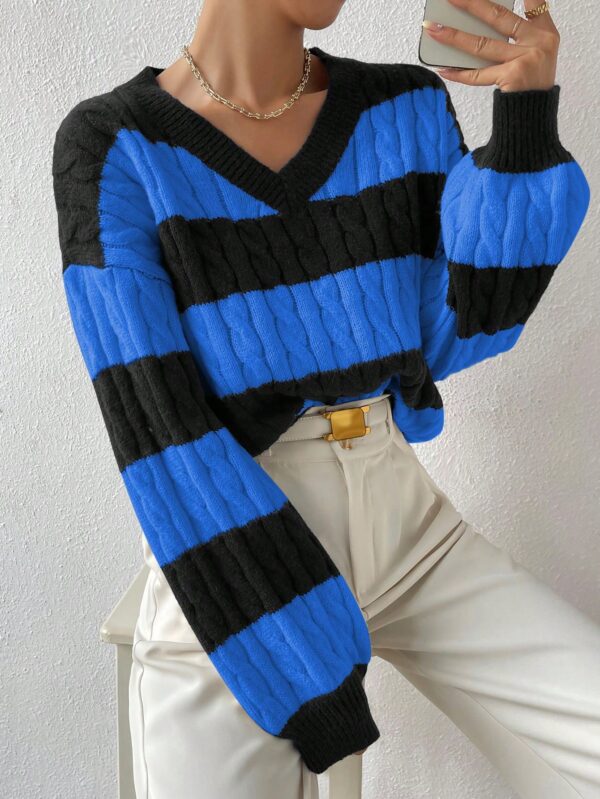 Sweater Oversize Bicolor con Cuello en V y Mangas Caídas - Image 45