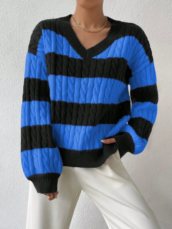 Sweater Oversize Bicolor con Cuello en V y Mangas Caídas - Image 46