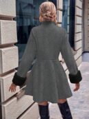 Abrigo Elegante Doble Botonadura con Cuello en Cascada