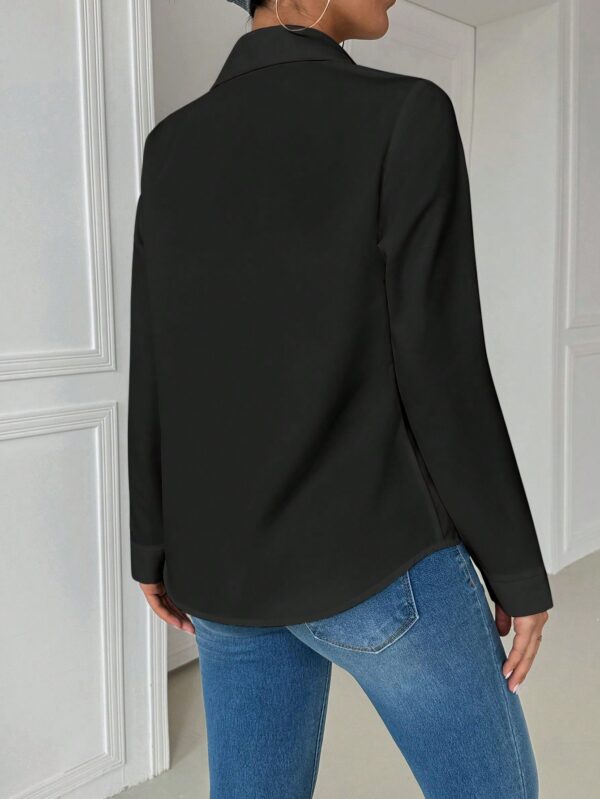 Blusa Casual Blanca de Manga Larga con Cuello y Bolsillo - Image 9