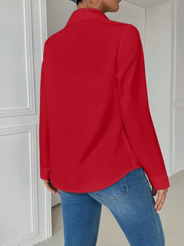 Blusa Casual Blanca de Manga Larga con Cuello y Bolsillo - Image 23
