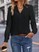 Blusa Casual con Encaje en Contraste y Escote Muesca