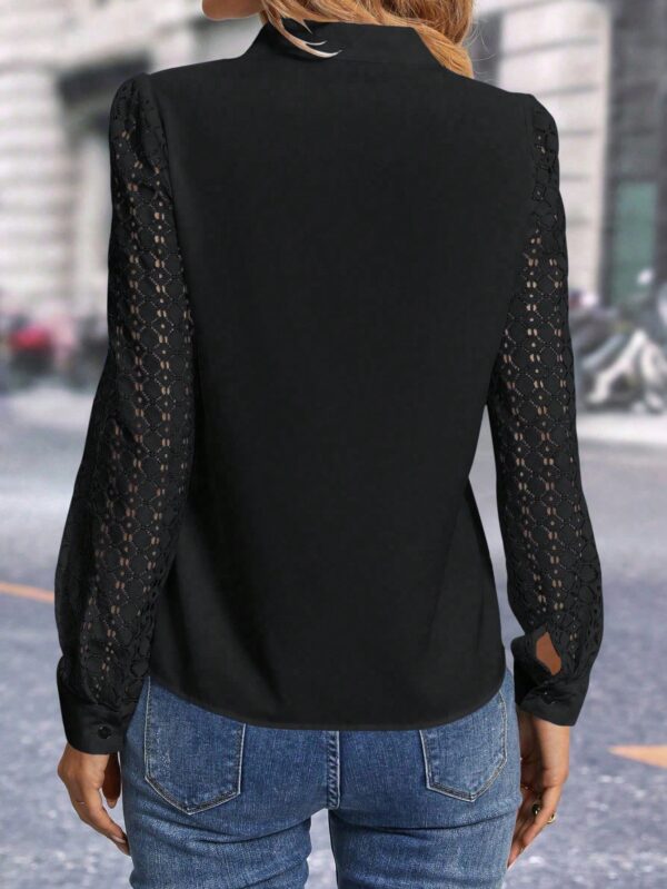 Blusa Casual con Encaje en Contraste y Escote Muesca - Image 2