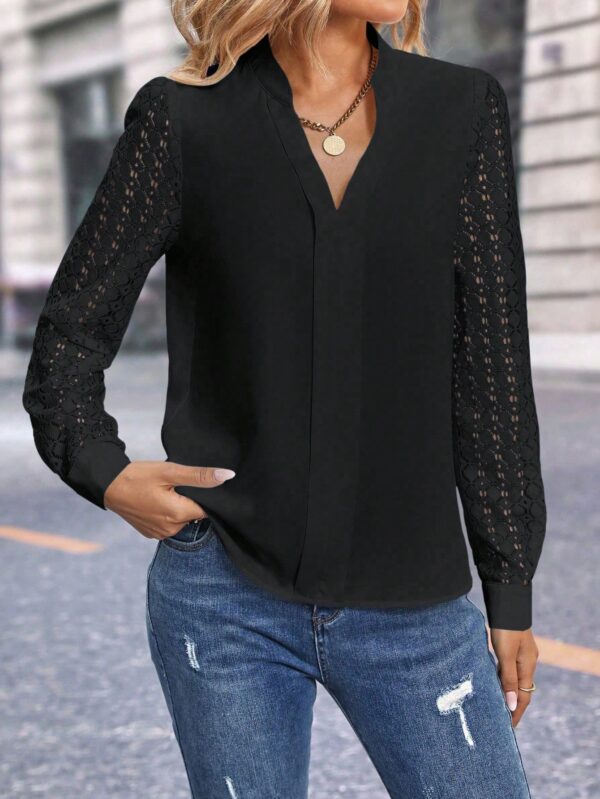 Blusa Casual con Encaje en Contraste y Escote Muesca - Image 5