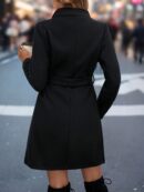 Abrigo Elegante con Cuello Alto y Detalle de Botones