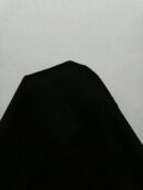Abrigo Elegante con Cuello Alto y Detalle de Botones