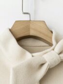 Abrigo Elegante de Color Sólido con Puños de Piel y Lazo Decorativo