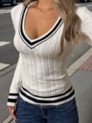 Sweater de Punto con Detalles a Rayas y Cuello en V