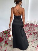 Vestido Satinado Asimétrico con Drapeado y Abertura Alta