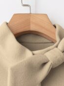 Abrigo Elegante de Color Sólido con Puños de Piel y Lazo Decorativo