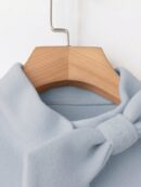 Abrigo Elegante de Color Sólido con Puños de Piel y Lazo Decorativo